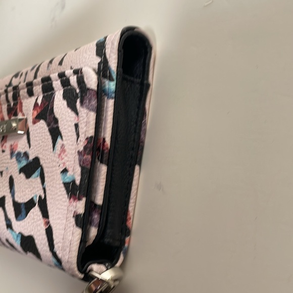Betsey Johnson Xocelly clutch tri-fold wallet wristlet in pale pink animal print - Picture 10 of 12